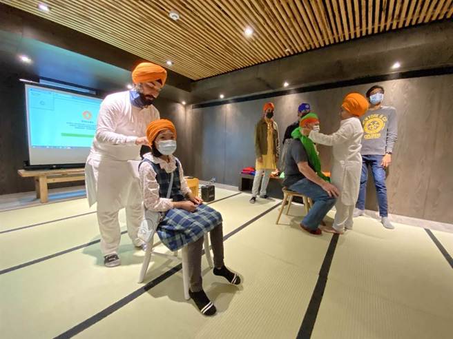 锡克教包头巾文化体验，相当受到欢迎。（世界宗教博物馆提供／李奇叡新北传真）