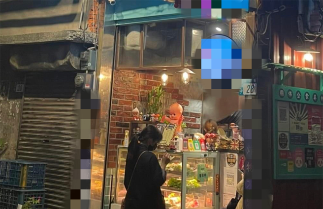 炸物店老板6日凌晨曾到中正桥派出所询问提告要准备什么，拟提告PO文者妨害名誉。（图／李奇叡翻摄）