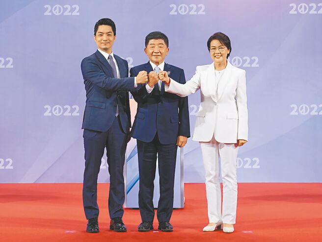 2022台北市长候选人电视辩论会，候选人蒋万安（左起）、陈时中、黄珊珊合影。（主办单位提供）