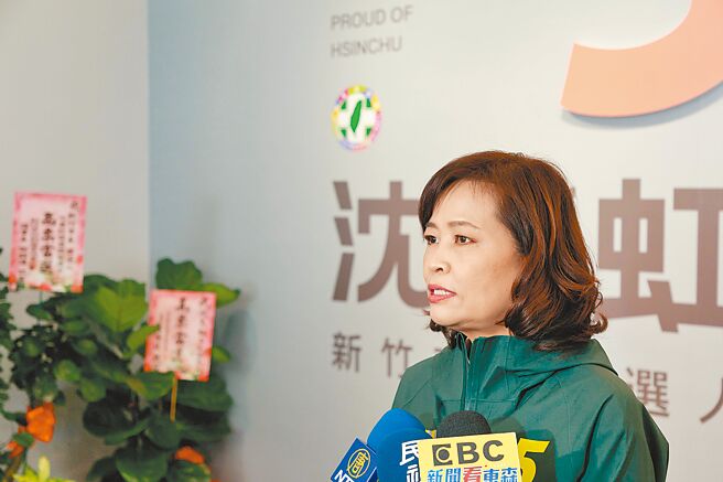 民進黨新竹市長候選人沈慧虹表示，犯錯跟犯法不一樣，法律不會隨人而定，她認為柯文哲身為民眾黨主席，應該要求自家候選人對外界說清楚，而不是幫她想脫罪之詞。（王惠慧攝）