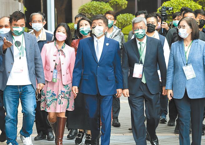 2022台北市長候選人電視辯論會，候選人陳時中（中）在前副總總陳建仁（中右）及立委莊瑞雄(前左起)，林楚茵及管碧玲（前右）陪同下步行走向會場。（姚志平攝）