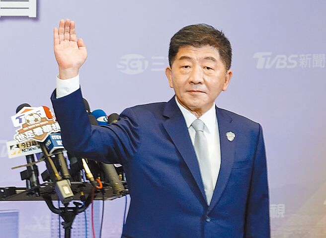 2022台北市长候选人电视辩论会5日登场，民进党籍陈时中抵达会场后挥手致意。（姚志平摄）