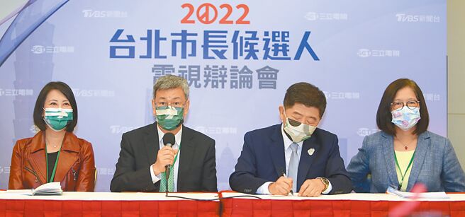 2022台北市長候選人電視辯論會5日舉行，會後民進黨台北市長候選人陳時中（右二）邀請選舉幕僚陳建仁（左二）、吳思瑤（左一）與管碧玲（右一）一起召開記者會回答記者的提問。（季志翔攝）