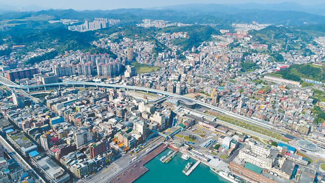 基隆捷运命运多舛，从轻轨、轻轨捷运到中运量捷运，规画变变变，几乎成了过去10几年来每逢选举的固定戏码。（本报资料照片）