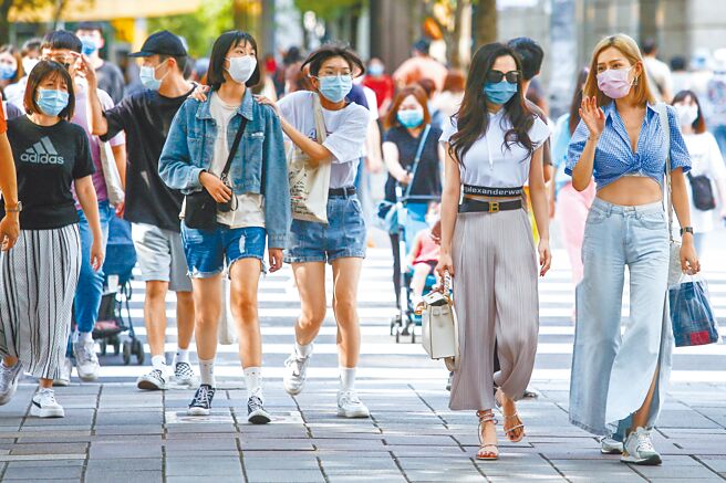 新冠肺炎本土疫情连续3日跌破3万例，显示疫情已脱离高原期。口罩政策会不会调整，可能是接下来民眾关心的重点之一。（本报资料照片）