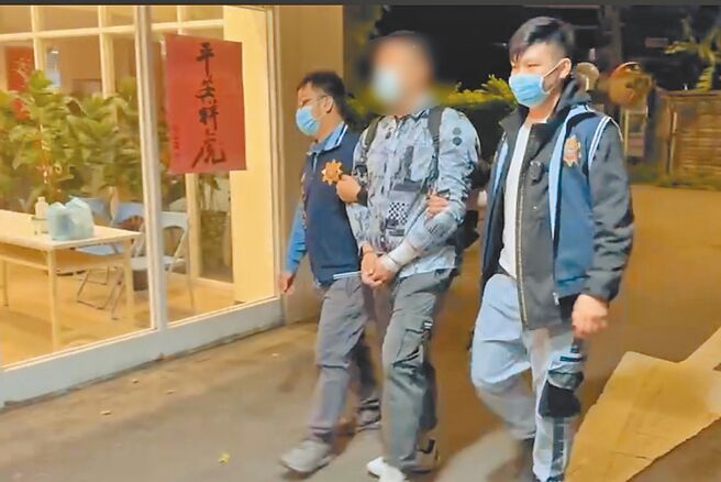 警方在桃園市龜山區逮捕35歲主謀陳樺韋（中）到案。（翻攝照片）