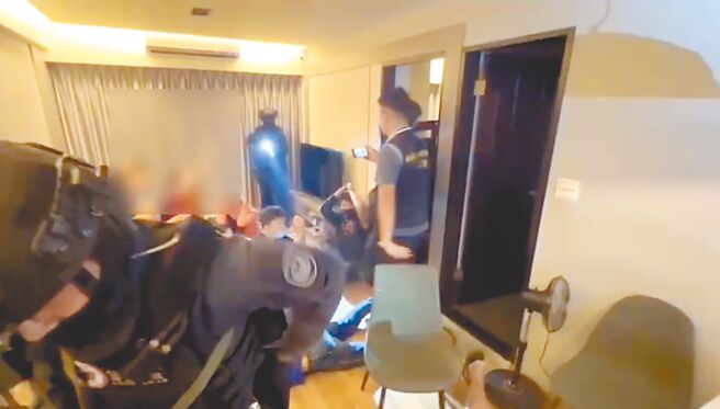 詐騙集團囚虐被害人，警方攻堅逮捕9名嫌犯。（警方提供／李奇叡新北傳真）
