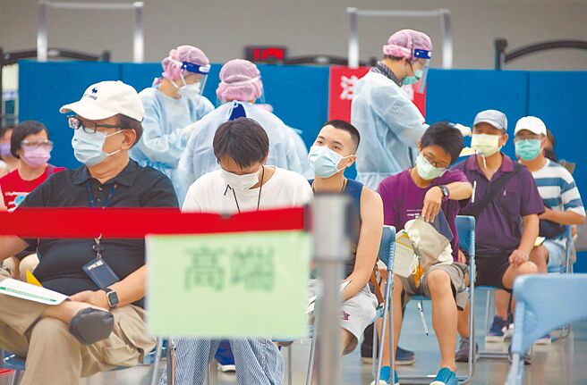 医师提醒民眾，新冠肺炎超过3个礼拜还咳个不停，就要注意恐怕演变成「慢性咳嗽」。图为民眾打疫苗的画面。（本报资料照片）