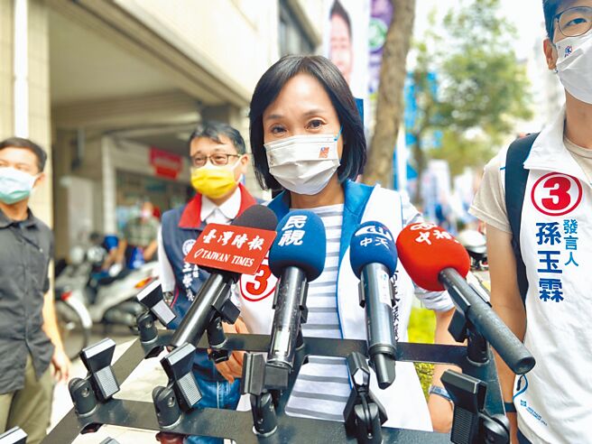 高雄市12日将举办公办政见发表会，却遭质疑提问的人「四分之一都是迈的人」，高雄市长候选人柯志恩（右二）表示，提问的名单有这么多是跟陈其迈有关系的人，这样还是独立的机关吗？（杨舒婷摄）