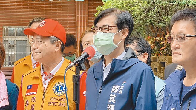 陈其迈（中）5日出席冈山区爱心健走活动接受联访表示，选委会是独立机关，尊重选委会的安排。（林雅惠摄）