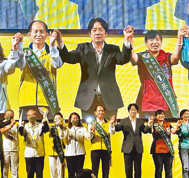 副总统赖清德（中）5日到埔里镇，力挺南投县长候选人蔡培慧（右）及埔里镇长候选人廖志城。（廖志晃摄）