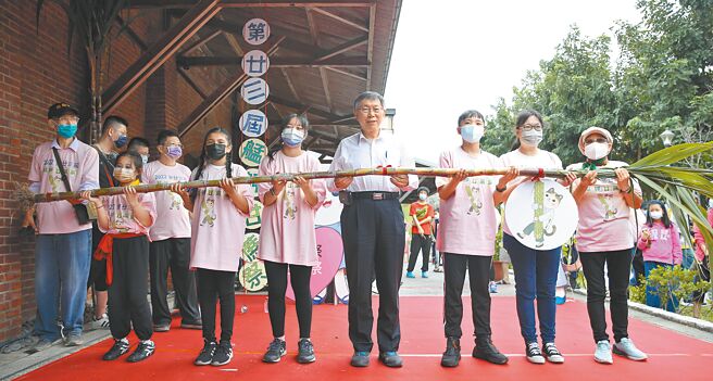 2022艋舺甘蔗祭5日盛大舉辦，大理國小學生現場致贈甘蔗給台北市長柯文哲（中）。（杜宜諳攝）