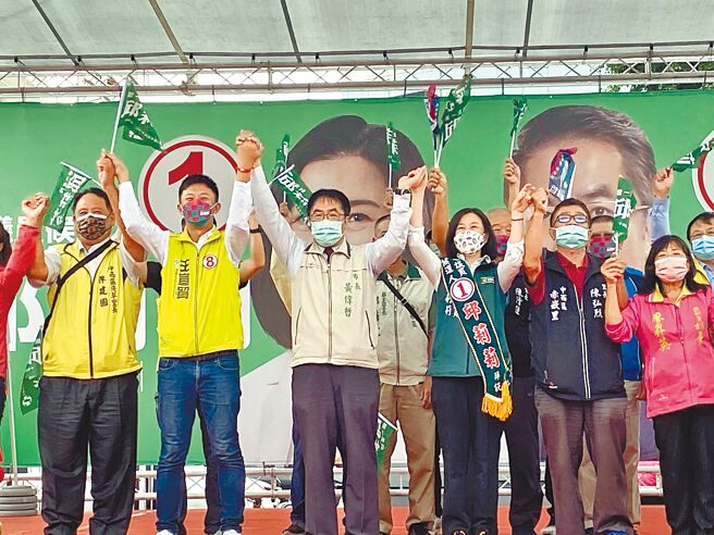 寻求市议员7连霸的邱莉莉（右三）昨天成立竞选总部，台南市长黄伟哲（左三）呼吁乡亲支持让邱莉莉高票连任。（曹婷婷摄）