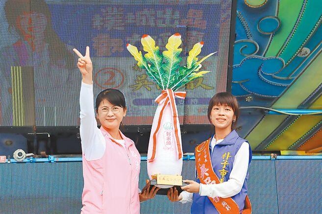 嘉义县无党籍朴子市长候选人吴品叡（右）争取连任，5日竞选总部成立，退出民进党遭开除党籍的太保市长候选人郑淑分（左）特地来站台献祝福。（吕妍庭摄）