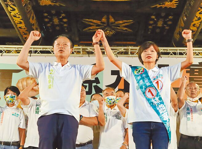 嘉義縣長翁章梁（左）5日接連趕場，與黨籍候選人同台造勢，昨與水上鄉長林緗亭（右）聯合競選總部成立大會上，翁章梁強調林緗亭會是最優秀的鄉長。（呂妍庭攝）