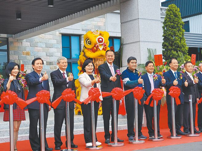 鸿茂工业股份有限公司在斗南镇扩厂，5日落成启用，县长张丽善（左四）、前县长张荣味（左六）、立委林文瑞等人均出席。（周丽兰摄）