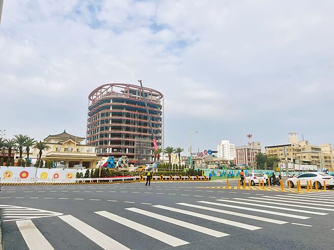 站西路及站东路分别规画为南北向单行道，但仍有不少汽机车搞不清楚方向，员警及义交在场指挥交通。（洪靖宜摄）