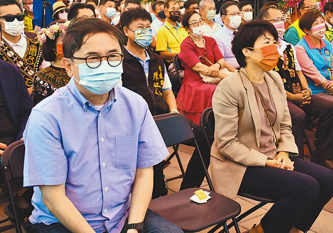 台东县长候选人刘棹豪（前排左）提出打造台东好莱坞政见，对手饶庆铃（前排右）以7个问号回应。（庄哲权摄）