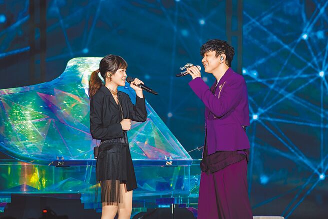 林俊杰（右）邀旗下首位新人歌手蔡宥绮合唱。（JFJ Productions提供）