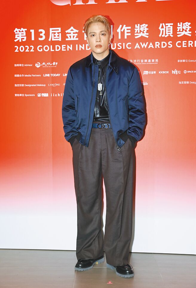 J.Sheon以Ferragamo暗蓝色短夹克搭配黑色西装裤。（罗永铭摄）