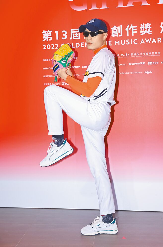 YELLOW黄宣扮成投手，为完整人设要求还自带捕手。（罗永铭摄）