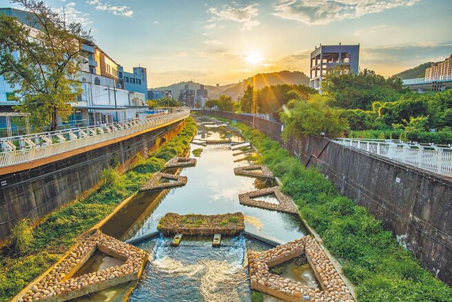 翻转大窠坑溪重现河川绿生活。（新北市政府水利局提供）