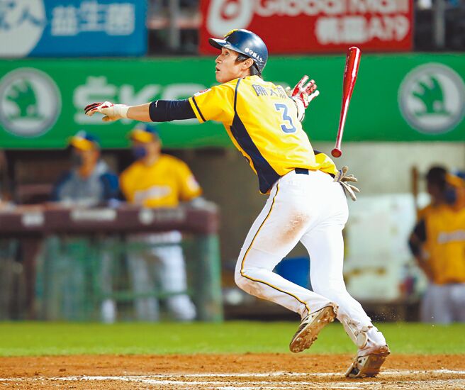 9局上陈文杰击出2分打点安打，为黄衫军锁住胜果。（范扬光摄）