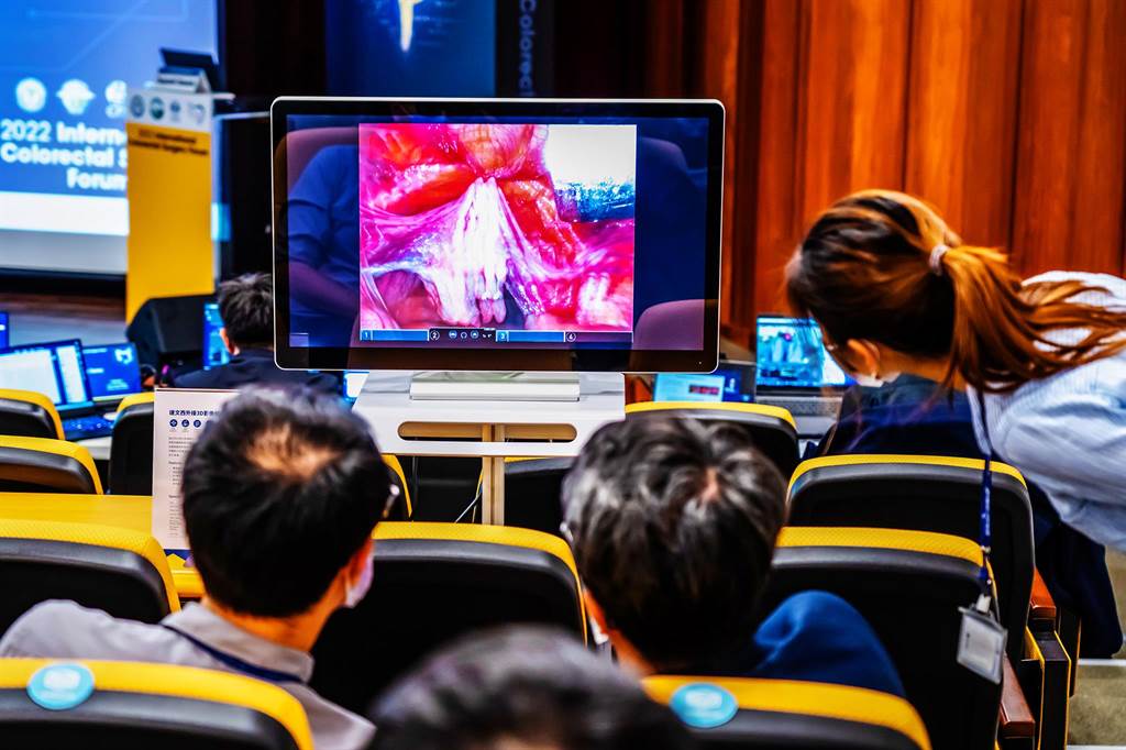 中醫大新竹附醫舉辦2022「國際大腸直腸外科論壇」，首次發表達文西外接3D影像解決方案，讓10個國家上百位醫師以同步視訊方式，身臨其境觀摩手術過程。（羅浚濱攝）