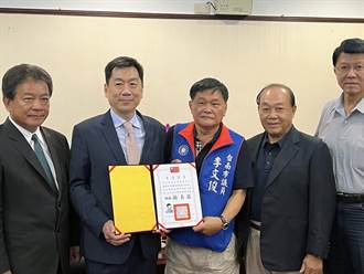 陳宗彥頒發台南市副議長當選證書給李文俊