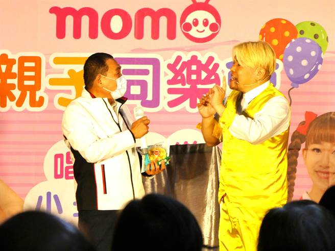 新北市长侯友宜昨天傍晚再跨县市，为台北市议员游淑慧与徐巧芯联合主办的亲子同乐会站台。但现场配合魔术师表演时，却因其中台币1000元纸钞变不见桥段，恐让侯涉毁损国币罪，让侯一度微愠，质疑魔术师是不是对手派来的？（周志豪摄）