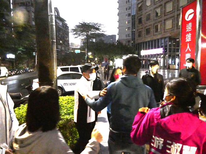 昨天亲子同乐会活动，原本侯友宜与国民党台北市长候选人蒋万安、基隆市长候选人谢国梁要要再度同台，虽侯主动等候，但因蒋塞车迟到，最后两人仅在台下致意后，侯即离开，没有成功同台。（周志豪摄）