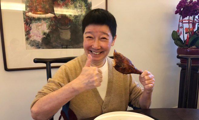 蘇施黃日前完成化療手術，想大吃美食還被網友勸誡吃清淡一點。(圖/蘇施黃 臉書)