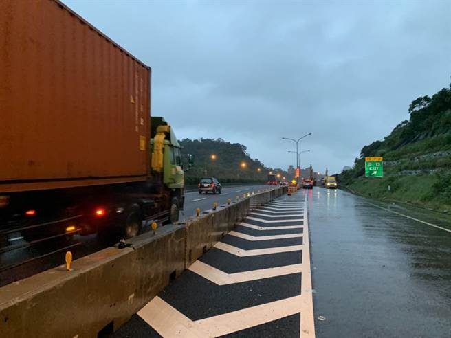 国道一号汐止交流道南向10K坍方部分今日凌晨已全部抢通(高公局提供)
