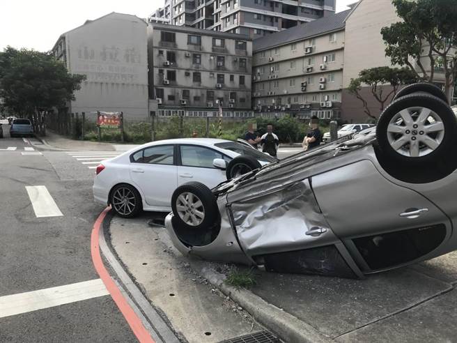 桃園中壢車禍1車4輪朝天3人輕傷未送醫。(警方提供／呂筱蟬桃園傳真)