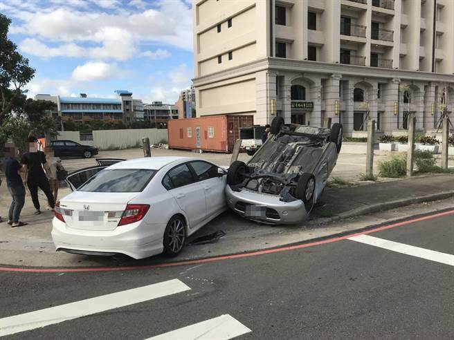 桃園中壢車禍1車4輪朝天3人輕傷未送醫。(警方提供／呂筱蟬桃園傳真)