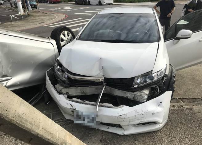 桃園中壢車禍1車4輪朝天3人輕傷未送醫。(警方提供／呂筱蟬桃園傳真)