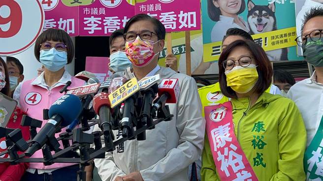 前高雄市长韩国瑜讚「屏东出人才」有小英、柯志恩，昔日对手、高雄市长陈其迈（中）今（7）日被问及此事时顿了3秒后冷回，「这个选举的策略，我们都尊重」。（柯宗纬摄）