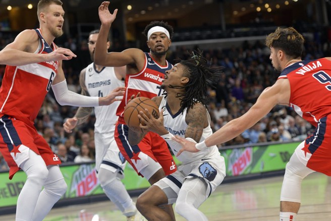 莫兰特(中)面对3名巫师球员包夹防守。(美联社)