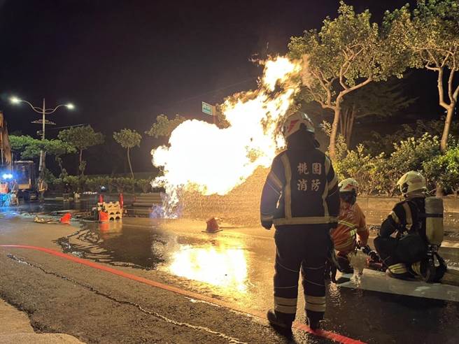台電半夜施工挖破瓦斯管馬路竄出熊熊火焰。(消防局提供／呂筱蟬桃園傳真)