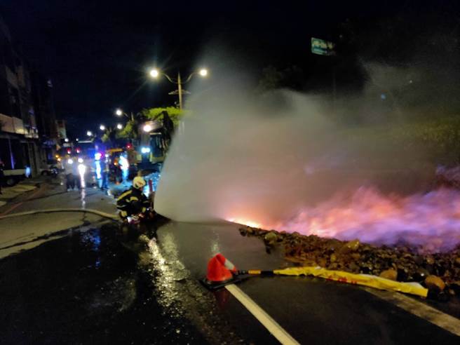 台電半夜施工挖破瓦斯管馬路竄出熊熊火焰。(消防局提供／呂筱蟬桃園傳真)