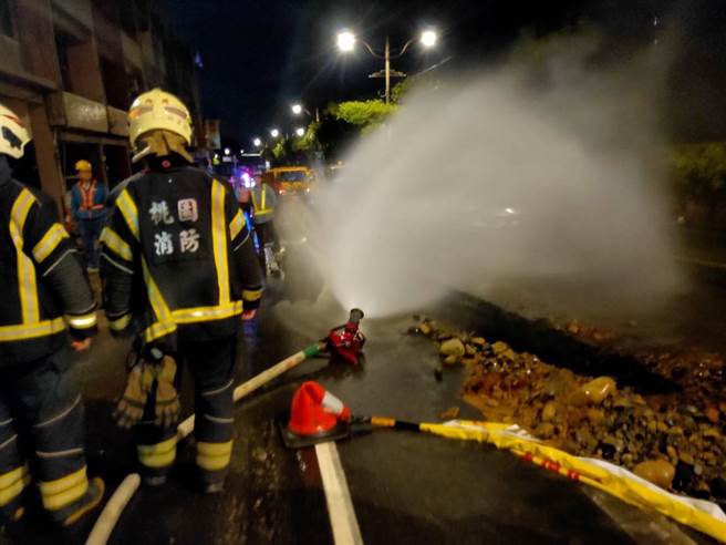 台電半夜施工挖破瓦斯管馬路竄出熊熊火焰。(消防局提供／呂筱蟬桃園傳真)