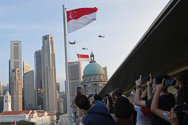 图为人们在新加坡滨海湾举行的国庆庆典上拍照。（新华社资料照片）
