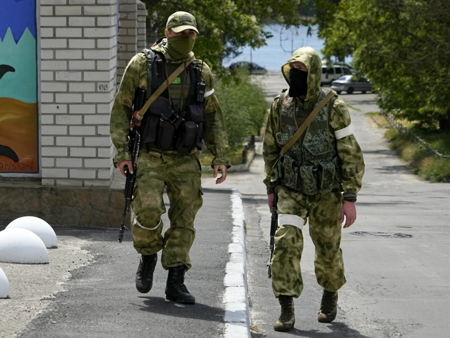 兩名俄軍5月20日在赫松（Kherson）行政區巡邏的畫面。（美聯社）