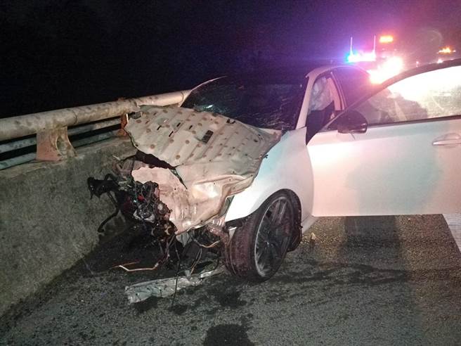 国道3号南向377.6公里处田寮路段今（7）日凌晨0时50分发生一件4车连环追撞事故，其中一辆汽车毁损严重。（翻摄照片／林瑞益高雄传真）