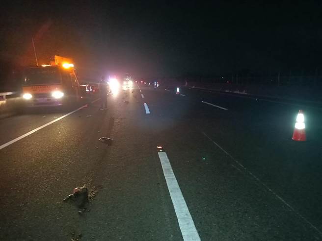 国道3号南向377.6公里处田寮路段今（7）日凌晨0时50分发生一件4车连环追撞事故，其中一辆载运猪只内臟的货车因为受到撞击，车上的猪内臟散落一地。（翻摄照片／林瑞益高雄传真）