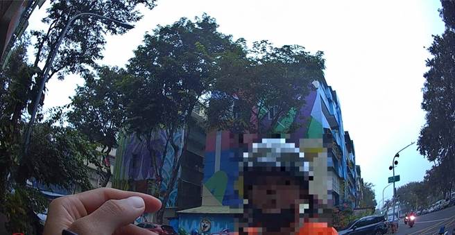 40岁的杨姓男子4日晚间喝了2支高粱，5日一早为了载受伤的39岁欧姓女子就医，便骑车上路。（高市苓雅分局提供／杨舒婷高雄传真）