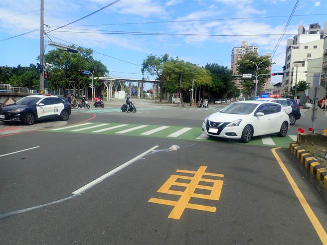 蘇男駕駛小客車疑未禮讓行人，將一對母女撞傷。（民眾提供）