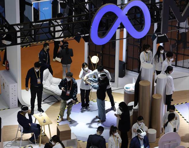 圖為第五屆進博會人工智慧專區，參觀者體驗「元宇宙」社區。（新華社資料照片）