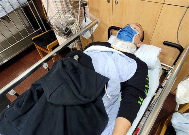 國民黨台北市大安文山區市議員候選人楊植斗，日前因從行動式演講台上摔下來造成腦震盪，雖然已出院，但又傳出再度掛急診，必須休息7天。（摘自羅智強粉絲專頁）