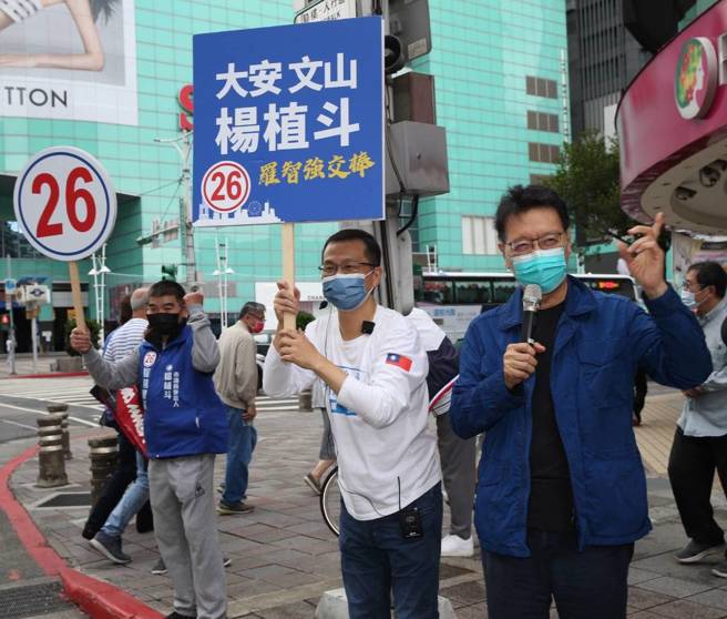 中廣董事長趙少康與前總統府副秘書長羅智強站上街頭，為頭部重摔未痊癒的市議員候選人楊植斗開講。（陳君瑋攝）